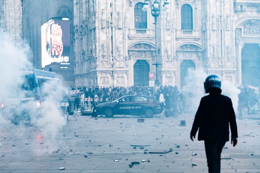 Cortei, il bilancio è di 28 arresti e 43 denunce. Tra le forze ordine 141 feriti Cortei, il bilancio è di 28 arresti e 43 denunce. Tra le forze ordine 141 feriti