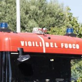 Incendio all'alba a Napoli, morto un 55enne: salvi il fratello e la madre