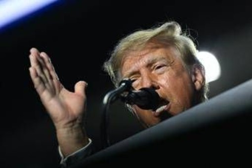 Il Kennedy Center chiude. Trump: "Riapre solo col mio nome"