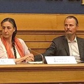Famiglia nel bosco, il bollettino: "Bambina ricoverata in miglioramento"