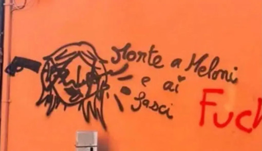 Scritte contro Meloni a Bologna, perquisizioni per uno dei presunti autori