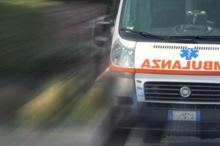 Roma, auto contro semaforo a Torre Maura: morto 26enne