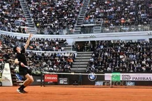 Sinner, un braccio di ferro arancione e il tifo per... Ruud: cori e cartelloni al Foro