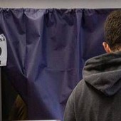 Sondaggio politico: Fratelli d'Italia in calo, Pd sale, cresce l'astensione