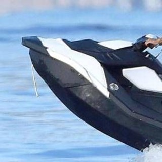 Ragazzino di 13 anni guida moto d'acqua, multa di 3.600 euro