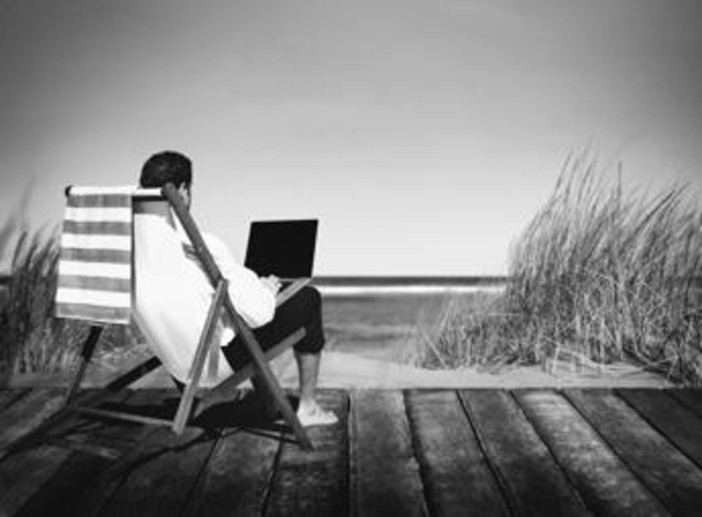 In ferie senza e-mail e chat? Ecco come organizzarsi per staccare davvero la spina dal lavoro