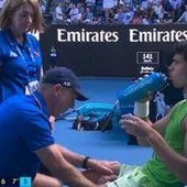 Australian Open, crampi per Alcaraz. E il medical time out fa infuriare Zverev