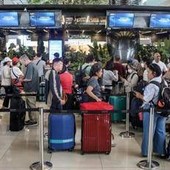 Indonesia, italiano bloccato per stop voli: "Chiusi in albergo con 2 bambine, non sappiamo cosa fare" Indonesia, italiano bloccato per stop voli: "Chiusi in albergo con 2 bambine, non sappiamo cosa fare"