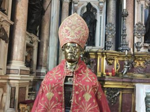 Napoli, ruba copricapo dalla statua di San Gennaro: rincorso e arrestato Napoli, ruba copricapo dalla statua di San Gennaro: rincorso e arrestato