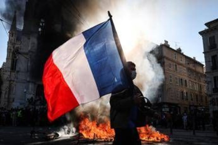 Francia, proteste contro il caro vita: scontri a Parigi e Marsiglia, almeno cento gli arresti Francia, proteste contro il caro vita: scontri a Parigi e Marsiglia, almeno cento gli arresti