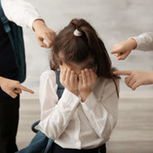 "Bullizza mia nipote": nonno entra in aula alle elementari e schiaffeggia un bimbo "Bullizza mia nipote": nonno entra in aula alle elementari e schiaffeggia un bimbo