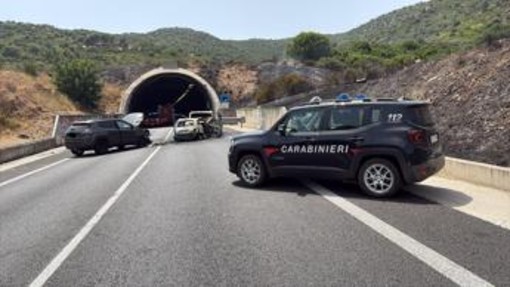 Scontro con due auto in fiamme nel Cagliaritano, un morto e nove feriti Scontro con due auto in fiamme nel Cagliaritano, un morto e nove feriti