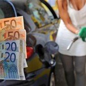 Caro carburanti, Cgia: "Nonostante price cap famiglie e imprese a ottobre spenderanno 1,1 miliardi di euro in più"