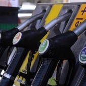 Benzina, prezzo al massimo da marzo 2022: "In due giorni un pieno costa 1 euro in più"
