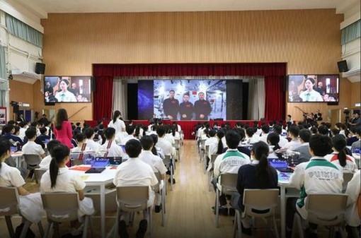 Cina, studenti a lezione di aerospazio con l’equipaggio della Shenzhou-23