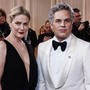 Golden Globes, da Ruffalo a Lyonne: le celebrità indossano spille di protesta contro l'ICE Golden Globes, da Ruffalo a Lyonne: le celebrità indossano spille di protesta contro l'ICE
