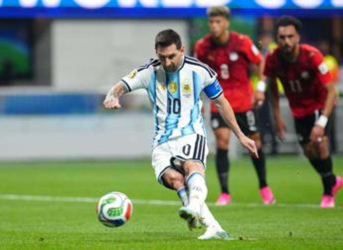 Argentina, choc Messi contro Egitto: sbaglia rigore e centra il palo su punizione Argentina, choc Messi contro Egitto: sbaglia rigore e centra il palo su punizione