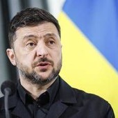 Ucraina, attesa per nuovi colloqui ma Russia colpisce senza tregua. Zelensky: "Il male va fermato"
