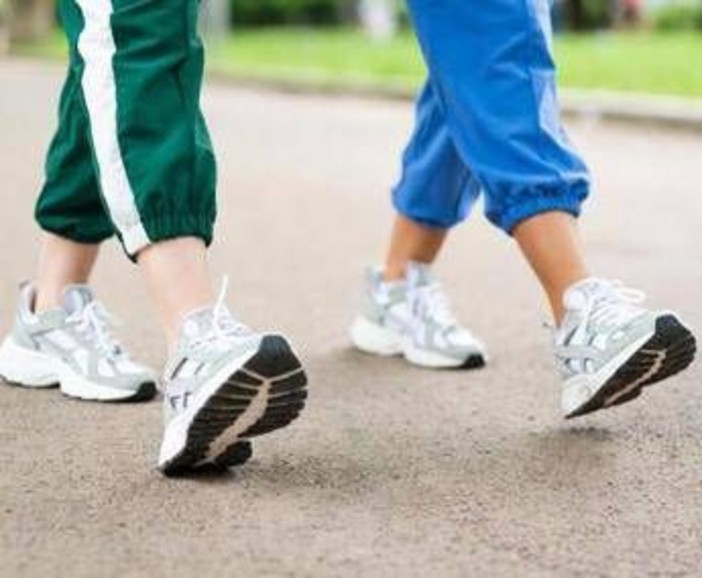 Camminare protegge il cuore e il cervello, non servono 10mila passi al giorno: lo studio