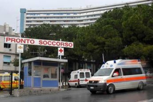 Genova, diciassettenne accoltellato alla schiena in centro storico