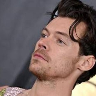 Harry Styles, bacio appassionato con una misteriosa ragazza a Glastonbury