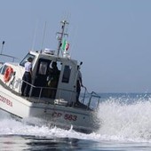 Savona, coppia in difficoltà in acqua ad Andora: bagnino si tuffa per salvarli, ma muore insieme all'uomo