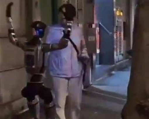 Robot 'stalker' segue e molesta donna di 70 anni a Macau: l'episodio diventa virale