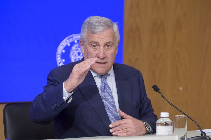 Iran, Tajani “Nessuna trattativa per passaggio navi italiane in Stretto Hormuz”