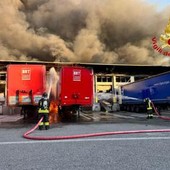 Milano, incendio in un capannone Bartolini e esplodono camion: città 'avvolta' dal fumo