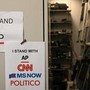 Usa, giudice ordina a Trump lo stop al bando dei media: "Riammetta alla Casa Bianca Cnn, MsNow e Politico" Usa, giudice ordina a Trump lo stop al bando dei media: "Riammetta alla Casa Bianca Cnn, MsNow e Politico"