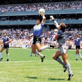 Maradona e il pallone de 'la mano de Dios', il cimelio venduto per 2,5 milioni Maradona e il pallone de 'la mano de Dios', il cimelio venduto per 2,5 milioni