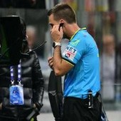 Pavlovic colpisce Simeone, arbitro assegna rigore: proteste in Milan-Torino Pavlovic colpisce Simeone, arbitro assegna rigore: proteste in Milan-Torino