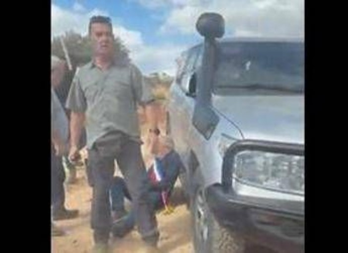 Cisgiordania, coloni israeliani attaccano convoglio di diplomatici europei
