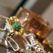 Moglie e amante? Un gioiello 'per due': ecco come gestire doppi (o tripli) regali e non farsi beccare Moglie e amante? Un gioiello 'per due': ecco come gestire doppi (o tripli) regali e non farsi beccare