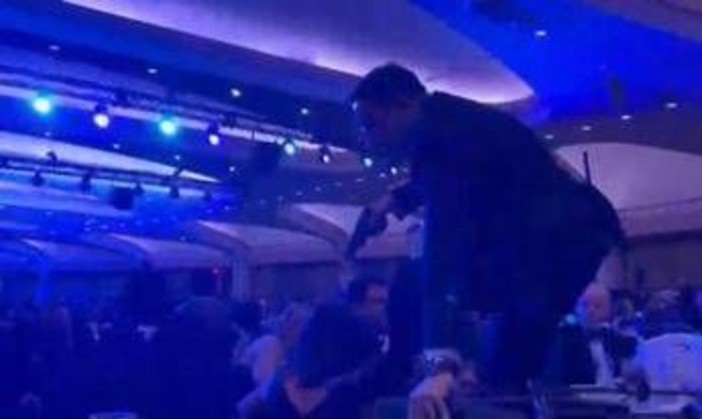 Spari alla cena di Trump con i giornalisti, il nostro testimone: "Ho sentito i colpi e mi è stato subito chiaro, era un attentato"