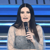 Sanremo, la gaffe 'piccante' di Pausini col microfono: "Mamma tutto bene..." Sanremo, la gaffe 'piccante' di Pausini col microfono: "Mamma tutto bene..."
