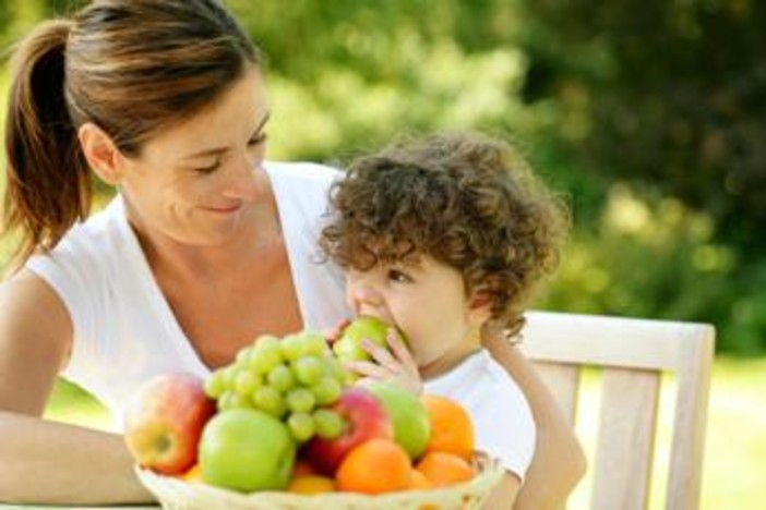 Caldo e bambini, il menù anti-afa dei pediatri: "Più acqua, frutta e pasti leggeri"