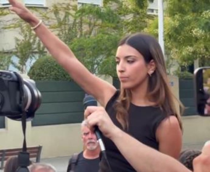 Saluto nazista davanti all'ambasciata del Marocco a Madrid, chi è l'attivista 24enne virale sui social