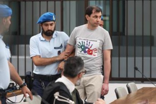 Femminicidi escort, Frumuzache condannato all'ergastolo. Lui in aula con la maglietta dei figli: "Sei il nostro superpapà" Femminicidi escort, Frumuzache condannato all'ergastolo. Lui in aula con la maglietta dei figli: "Sei il nostro superpapà"