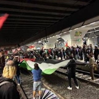 Attacco alla Flotilla, tornano i cortei pro Pal: a Torino occupati binari a stazione Porta Susa Attacco alla Flotilla, tornano i cortei pro Pal: a Torino occupati binari a stazione Porta Susa