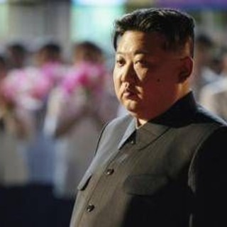 Corea del Nord, Kim Jong Un presenta nuovo lanciarazzi nucleare: "Arma unica al mondo"