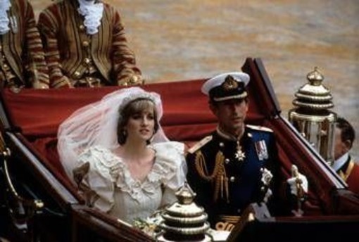Carlo e Diana sposi 44 anni fa, ecco come la regina Elisabetta cercò di salvare la coppia Carlo e Diana sposi 44 anni fa, ecco come la regina Elisabetta cercò di salvare la coppia