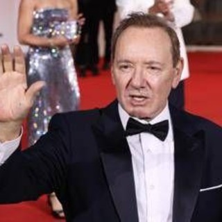Molestie, Kevin Spacey evita un nuovo processo: ha raggiunto un accordo con gli accusatori Molestie, Kevin Spacey evita un nuovo processo: ha raggiunto un accordo con gli accusatori