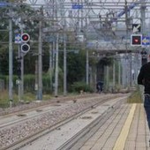 Persone sui binari, treni fermi sulla Genova-Savona: stop circolazione per 40 minuti