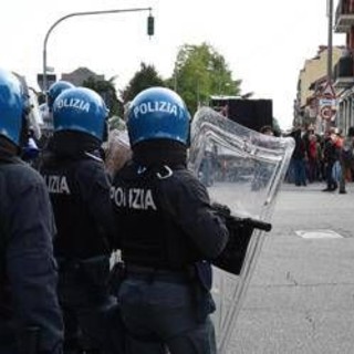 Corteo Pro Pal a Torino, manifestanti tentano di entrare a Porta Susa lanciando sassi e bottiglie Corteo Pro Pal a Torino, manifestanti tentano di entrare a Porta Susa lanciando sassi e bottiglie