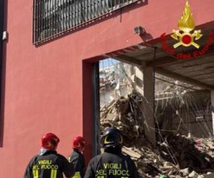 Messina, crolla edificio: vigili del fuoco cercano sei dispersi tra le macerie