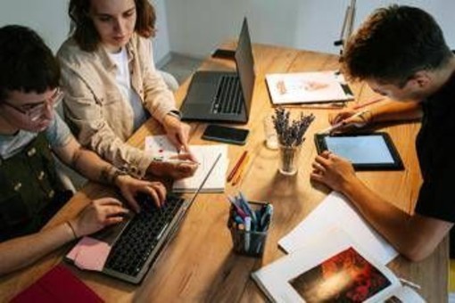 Eurispes, Italia perde 34.700 giovani l'anno e 1,7 mld pil a causa emigrazione Eurispes, Italia perde 34.700 giovani l'anno e 1,7 mld pil a causa emigrazione