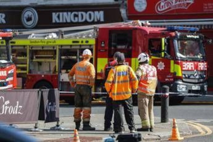 Londra, incendio in supermercato Kosher: 100 pompieri in campo Londra, incendio in supermercato Kosher: 100 pompieri in campo