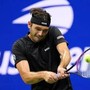 Fritz, nuovo look contro Djokovic: la fascia è... al contrario