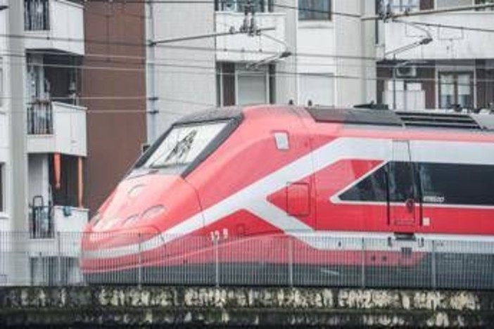 Stop ai treni sulla linea Alta velocità Roma-Firenze, cosa cambia da fino a lunedì 13 aprile Stop ai treni sulla linea Alta velocità Roma-Firenze, cosa cambia da fino a lunedì 13 aprile